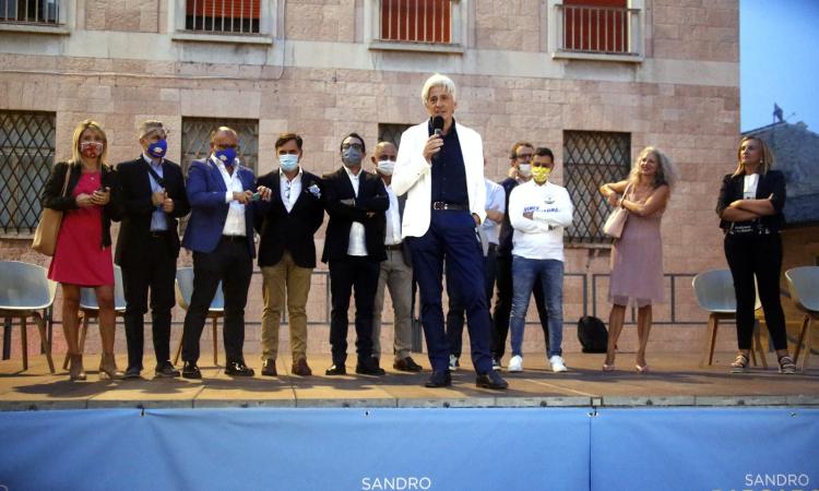 Macerata, centrodestra in piazza al fianco di Parcaroli: "Porterò la città sul tetto d'Europa" (VIDEO e FOTO)