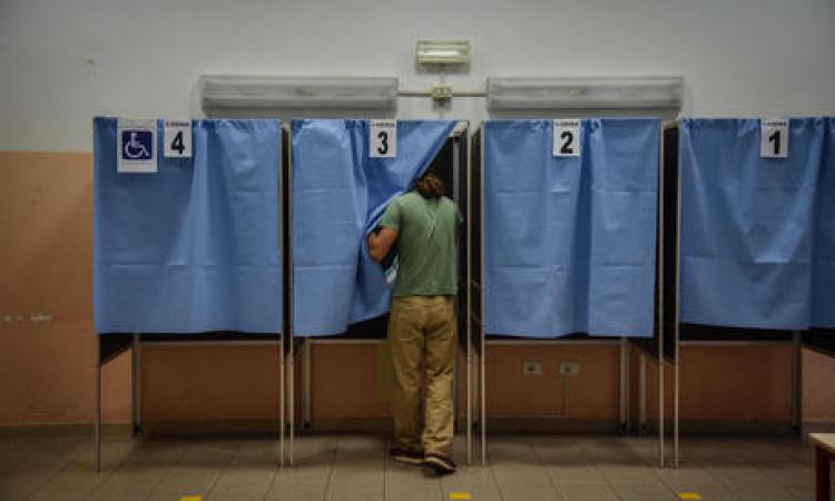 Sarnano, scatta foto della scheda elettorale senza togliere la suoneria: denunciato 45enne