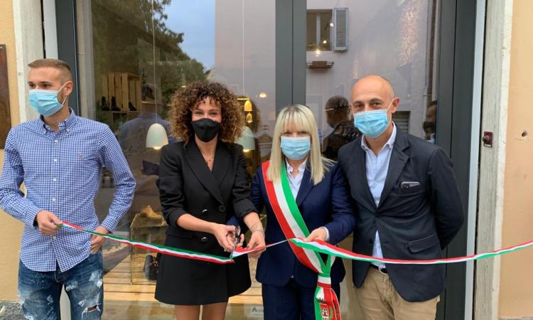 San Severino, taglio del nastro per il nuovo "Seboy’s Store": presente il sindaco Rosa Piermattei San Severino, taglio del nastro per il nuovo "Seboy’s Store": presente il sindaco Rosa Piermattei