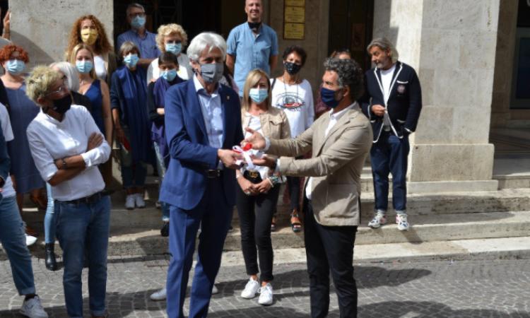 I commercianti di Macerata consegnano le chiavi della città al neo sindaco Parcaroli (FOTO e VIDEO)