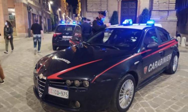 Macerata, assembramenti fuori dai locali e niente mascherine: scatta la multa per 26 persone Macerata, assembramenti fuori dai locali e niente mascherine: scatta la multa per 26 persone