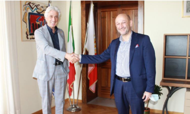 Macerata, stretta di mano tra Parcaroli e Ricotta: "Collaboriamo nell'interesse della città" Macerata, stretta di mano tra Parcaroli e Ricotta: "Collaboriamo nell'interesse della città"