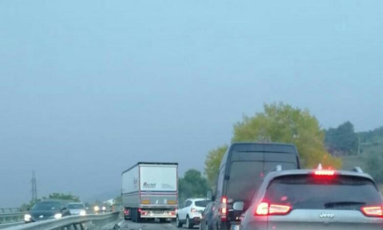 Belforte, furgone si ribalta in superstrada: traffico rallentato