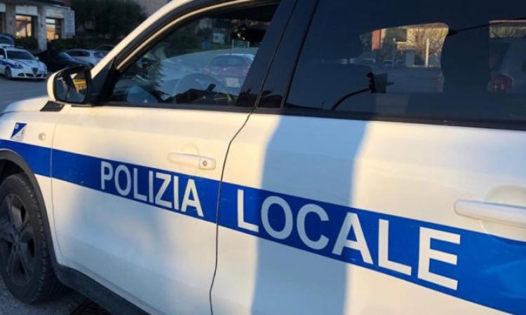 Sta per partorire in auto: donna scortata dai vigili in ospedale