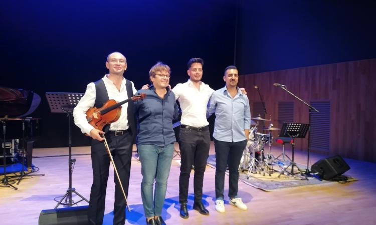 Tolentino, Cipriani Quartet live al Politeama: il fascino vincente del crossover jazz Tolentino, Cipriani Quartet live al Politeama: il fascino vincente del crossover jazz