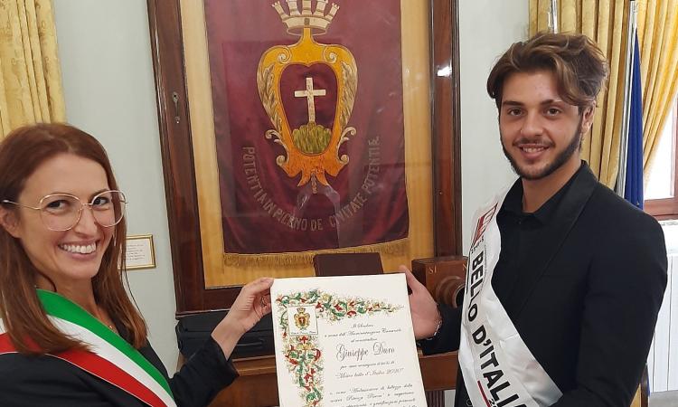 Mister bello d'Italia è di Potenza Picena: premiato in Comune dal sindaco