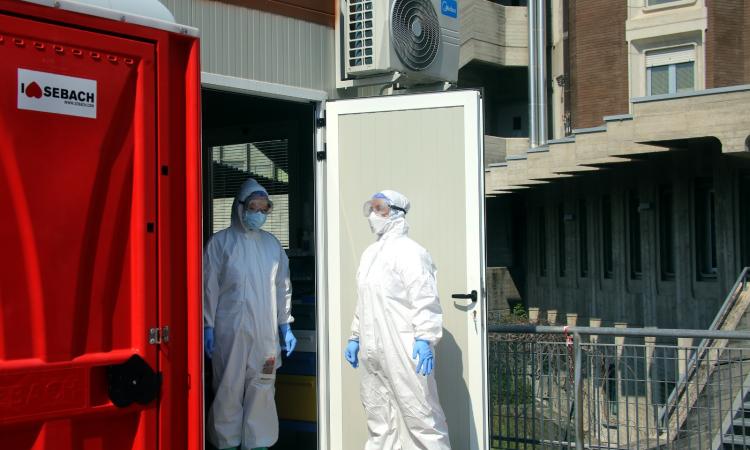 Macerata, "Assembramenti e fila all'ospedale per fare il tampone a mio figlio": la denuncia di una madre incinta