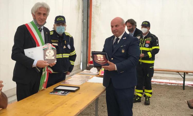 Il sindaco Parcaroli ringrazia i volontari di Macerata Soccorso: donato emblema al Comune