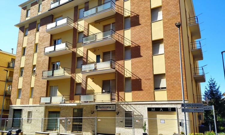 Macerata, lo stabile di via Barilatti sarà abbattuto: famiglie e negozianti costretti a lasciare il palazzo Macerata, lo stabile di via Barilatti sarà abbattuto: famiglie e negozianti costretti a lasciare il palazzo