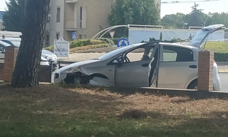 Piediripa, tamponamento alla rotonda tra due auto: donna resta intrappolata nell'abitacolo (FOTO)