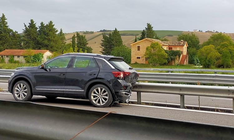Tolentino, tentano di evitare due cani ma si schiantano con l'auto contro il guard-rail: caos sulla "Valdichienti" (FOTO)