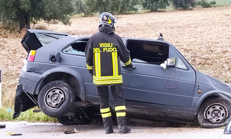 Treia, sbanda con l'auto e finisce in un fosso: 40enne trasportato a Torrette in codice rosso (VIDEO e FOTO)