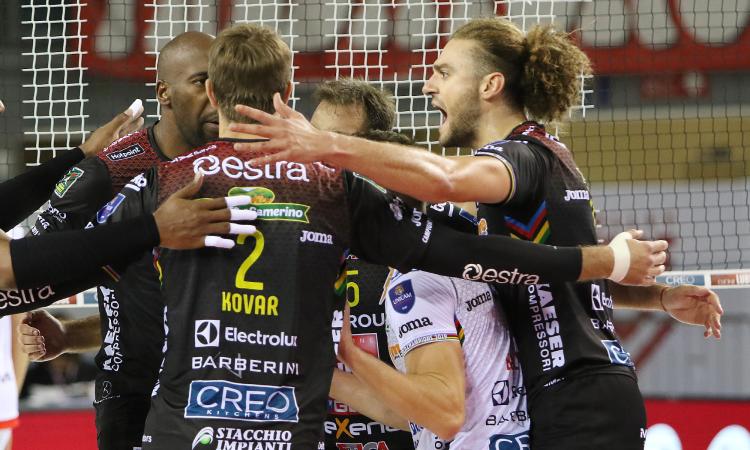 SuperLega, la Lube soffre ma vince all'Eurosuole Forum: Ravenna k.o al tie break (FOTO)