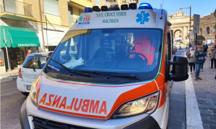 Macerata, scooter contro auto lungo corso Cairoli: un uomo trasportato al Pronto Soccorso