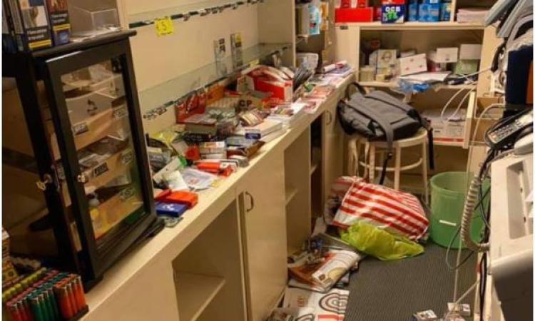 Macerata, raid nella notte alla Tabaccheria "Vintage": scardinata la porta blindata