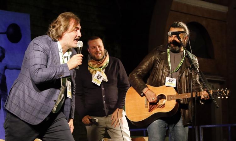Macerata, Pardo mattatore all'Overtime Festival: duetto d'eccezione con Omar Pedrini (FOTO)