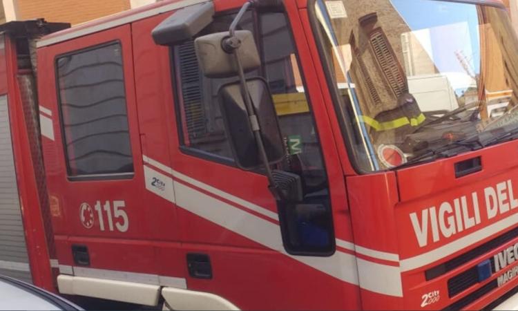 Paura a Castelraimondo, scoppia incendio in un'abitazione: Vigili del Fuoco in azione