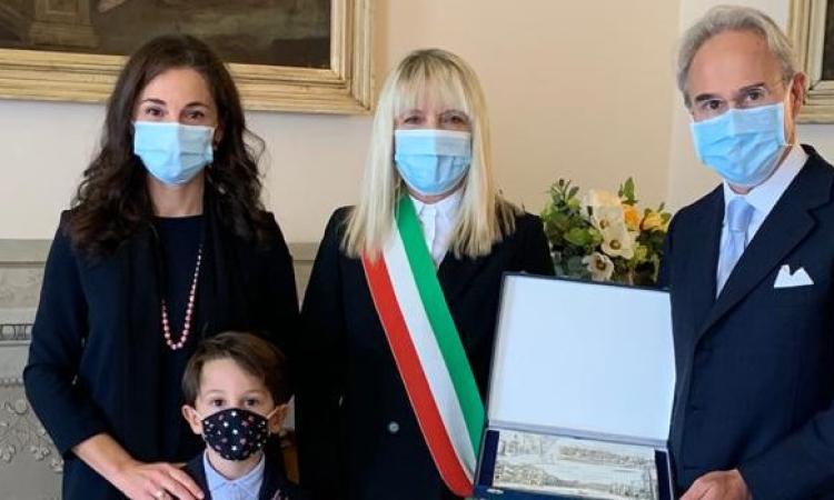 San Severino, fiori d'arancio per il dottor Buonsanto: il sindaco celebra le nozze a Palazzo Gentili