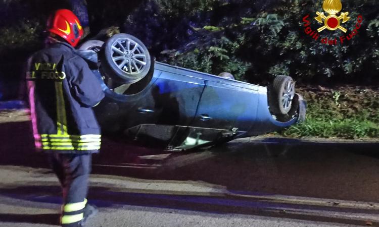 Montecassiano, si ribalta di notte con l'auto: spavento per un giovane Montecassiano, si ribalta di notte con l'auto: spavento per un giovane