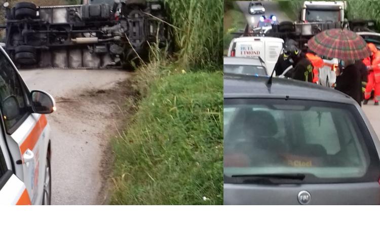 Macerata, camion si ribalta in curva e travolge un'auto: intervengono i soccorsi Macerata, camion si ribalta in curva e travolge un'auto: intervengono i soccorsi