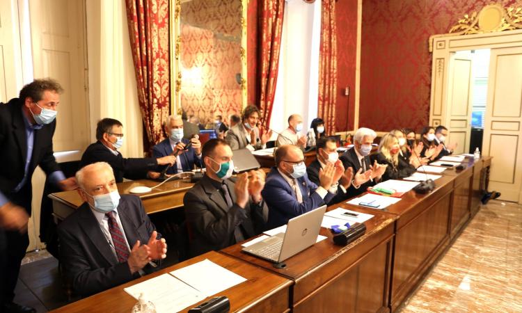 Macerata, primo 'giorno di scuola' per la Giunta Parcaroli: euforia e abbracci tra la maggioranza (VIDEO e FOTOGALLERY)