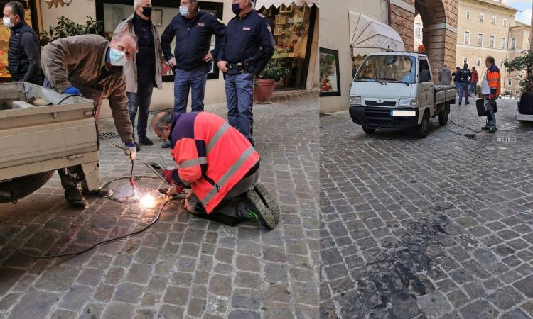 Presidente Mattarella in visita a Macerata, via ai lavori di messa in sicurezza: si saldano anche i tombini Presidente Mattarella in visita a Macerata, via ai lavori di messa in sicurezza: si saldano anche i tombini