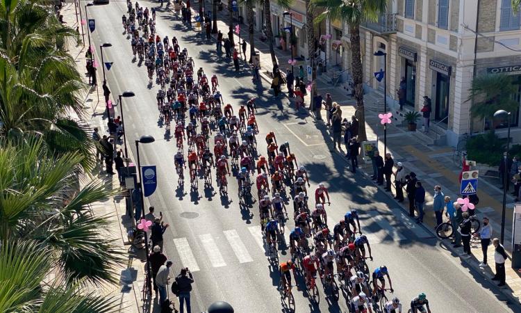 Giro d'Italia 2020, trionfa il francese Demare: la costa maceratese si tinge di rosa