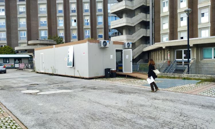 "Mio padre lasciato al gelo e senza certezze": l'odissea di un malato Covid all'ospedale di Macerata "Mio padre lasciato al gelo e senza certezze": l'odissea di un malato Covid all'ospedale di Macerata