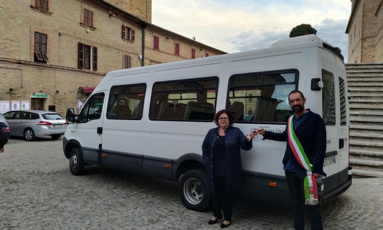 Montecosaro, un nuovo minibus per gli alunni della scuola d'infanzia grazie alla "Fondazione Carima"