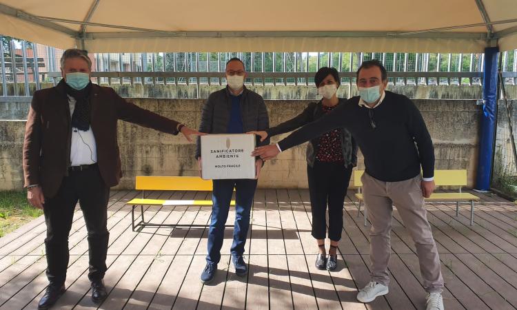 Tolentino, donato un sanificatore per la palestra della scuola "Grandi" Tolentino, donato un sanificatore per la palestra della scuola "Grandi"