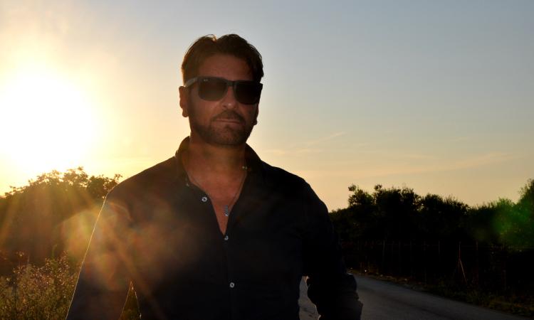 Un viaggio in musica sino al "Madagascar": il cantautore Damian lancia il primo album Un viaggio in musica sino al "Madagascar": il cantautore Damian lancia il primo album
