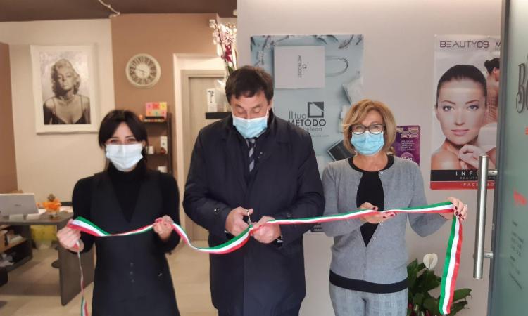 Castelraimondo, più forte dell'emergenza: la giovane Gloria inaugura il suo centro benessere