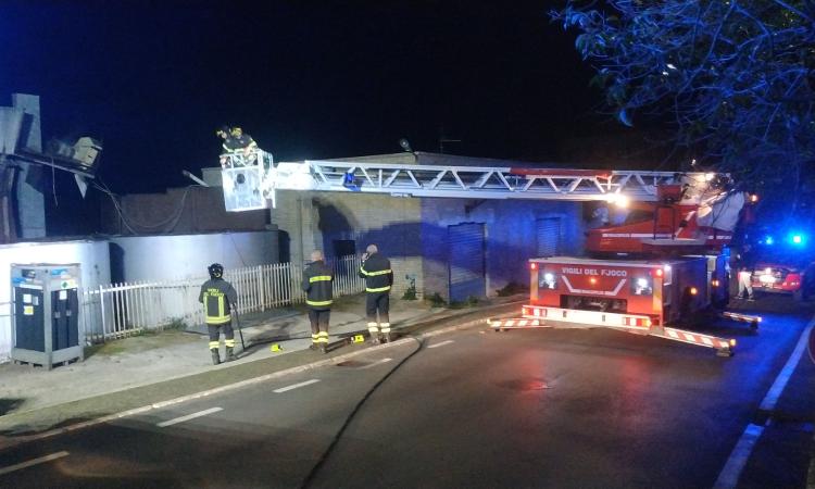 Recanati, vecchio silos in fiamme nella notte: intervengono i Vigili del Fuoco (VIDEO e FOTO) Recanati, vecchio silos in fiamme nella notte: intervengono i Vigili del Fuoco (VIDEO e FOTO)