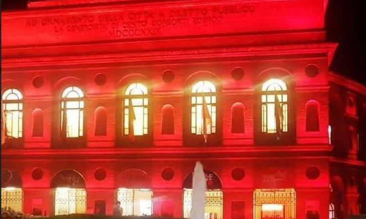 Macerata, lo Sferisterio si illumina di rosso per la Giornata mondiale della poliomelite
