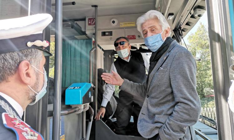 Macerata, il sindaco sale sul bus con gli studenti: "I ragazzi rispettano le norme anti-Covid" Macerata, il sindaco sale sul bus con gli studenti: "I ragazzi rispettano le norme anti-Covid"