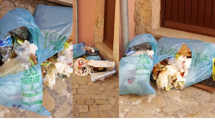 Corridonia, rifiuti sparsi per via Corridoni: "Situazione denunciata da tempo, nessuno ha fatto nulla"