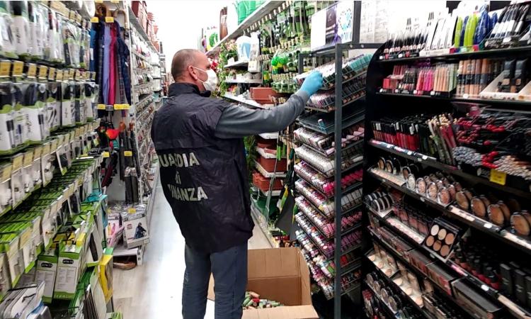Blitz della GdF Macerata in un negozio della provincia: sequestrati 900mila articoli non conformi (VIDEO)
