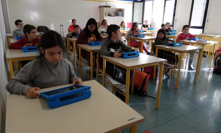 Montelupone, alla scuola primaria il digitale cresce sui banchi: avviato il progetto con i tablet Montelupone, alla scuola primaria il digitale cresce sui banchi: avviato il progetto con i tablet