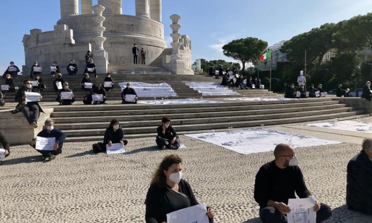 Seduti a terra e tavole imbandite: al Passetto di Ancona va in scena il flash mob dei commercianti
