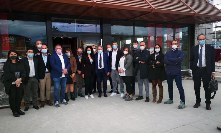 Tolentino, Pezzanesi taglia il nastro del McDonald's: "Assunti 47 giovani del territorio" Tolentino, Pezzanesi taglia il nastro del McDonald's: "Assunti 47 giovani del territorio"
