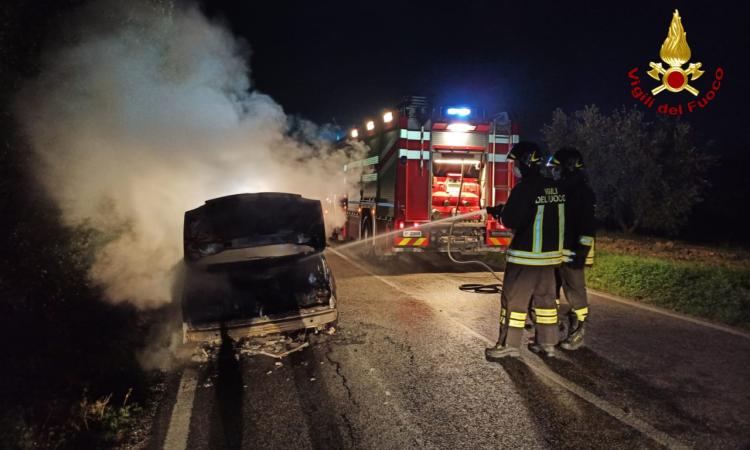 Recanati, auto in fiamme in Via Montefanese : Vigili del Fuoco in azione