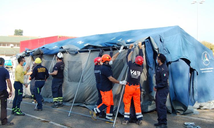 Tamponi a bordo dell'auto: punti di prelievo anche a Macerata e Civitanova