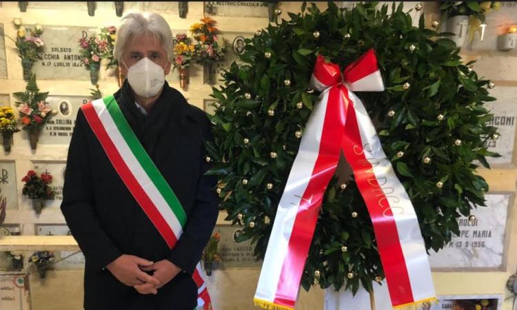 Macerata, commemorazione dei defunti: Parcaroli rende omaggio agli ex sindaci Macerata, commemorazione dei defunti: Parcaroli rende omaggio agli ex sindaci