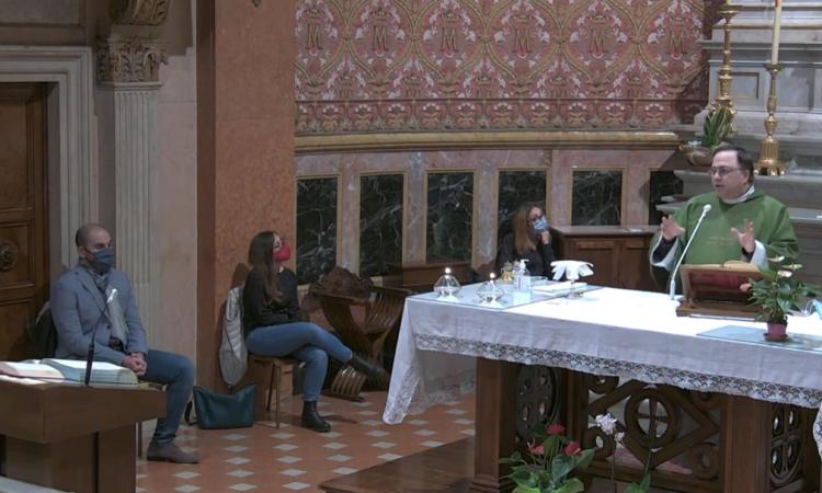 Macerata, "È peggio l'aborto o la pedofilia?": bufera sulle parole di don Andrea Leonesi durante l'omelia Macerata, "È peggio l'aborto o la pedofilia?": bufera sulle parole di don Andrea Leonesi durante l'omelia