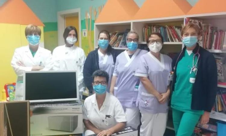 Macerata, la solidarietà di Aipol: televisori e forno a microonde donati al reparto di Pediatria Macerata, la solidarietà di Aipol: televisori e forno a microonde donati al reparto di Pediatria
