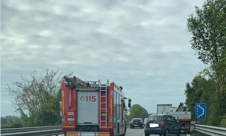 Corridonia, incidente tra auto e camion lungo la superstrada: traffico bloccato