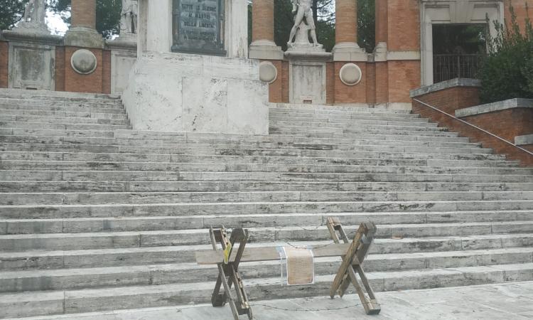 Macerata, una trincea sotto il Monumento ai Caduti: rimossa in mattinata