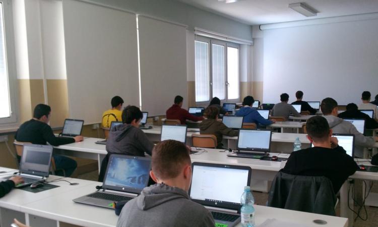 Didattica digitale, in arrivo nella Marche 2,2 milioni di euro per tablet, pc e connessioni Didattica digitale, in arrivo nella Marche 2,2 milioni di euro per tablet, pc e connessioni
