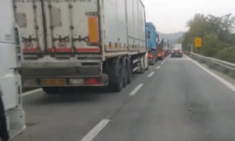 Tolentino, incidente in superstrada: scontro tra furgone e mezzo pesante, traffico bloccato Tolentino, incidente in superstrada: scontro tra furgone e mezzo pesante, traffico bloccato