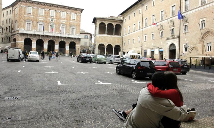 Macerata, tornano i parcheggi in piazza: "siano per i cittadini e non per i commercianti del centro" (VIDEO e FOTO)